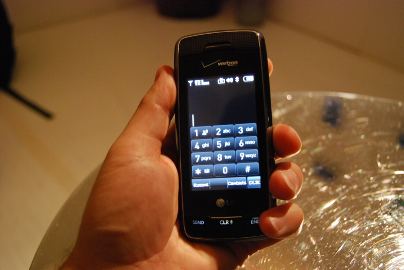 Illustration for article titled Verizon's LG VX10000 Voyager Revealed and Groped (with Gallery)
